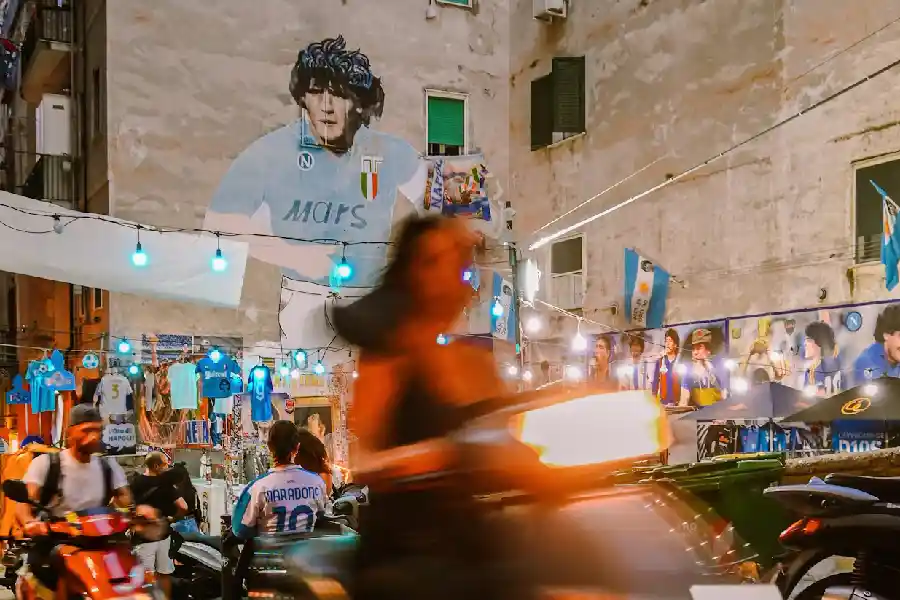 Diego Maradona: Ketika Satu Manusia Mengubah Wajah Sepak Bola Dunia Selamanya Sosok Maradona di salah satu sudut Kota Napoli (foto: Sylwia Bartyzel, unsplash)